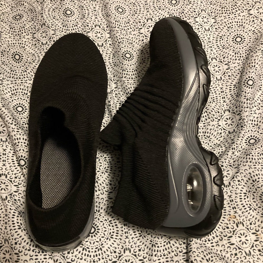Tennis shoes